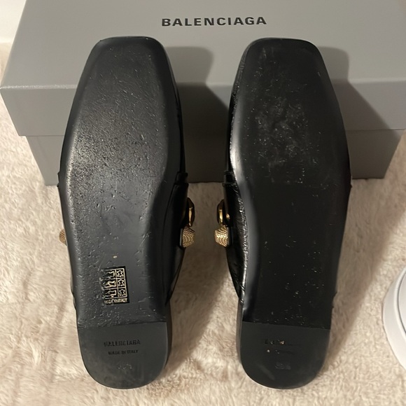 Balenciaga Black Leather Slipper Mules with buckle and textured finish. - Picture 7 of 10